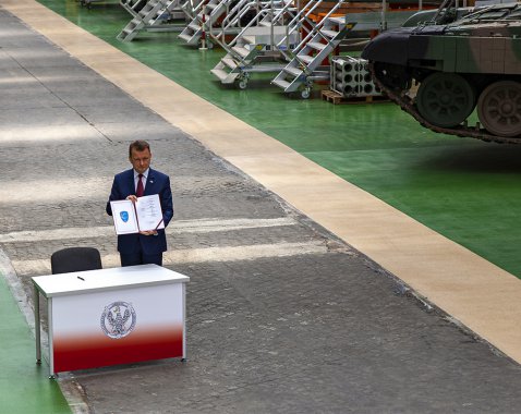 Konsorcjum PGZ S.A., wspólnie z wchodzącymi w skład GK PGZ Zakładami Mechanicznymi „BUMAR-ŁABĘDY” S.A. oraz Wojskowymi Zakładami Motoryzacyjnymi S.A. zawarło 22 lipca 2019 roku z 1. Regionalną Bazą Logistyczną w Wałczu umowę na remont czołgów T-72 z ich modyfikacją. 