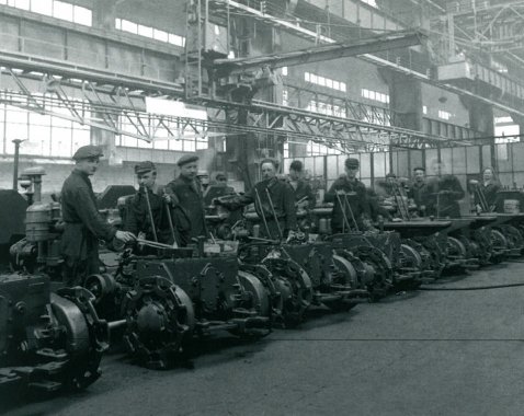 W latach 50. XX wieku Zakład zajmował się także produkcją wyrobów rynku cywilnego.